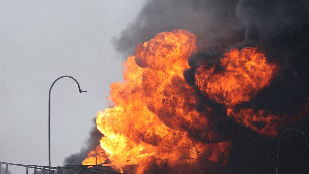 Ein durch den russischen Drohnenangriff verursachtes Feuer wütet in einem Öldepot. Die EU hat die Grundlage für die Nutzung von Erträgen aus der Verwahrung eingefrorener russischer Zentralbank-Gelder für die Ukraine geschaffenen. Foto: -/Ukrinform/dpa