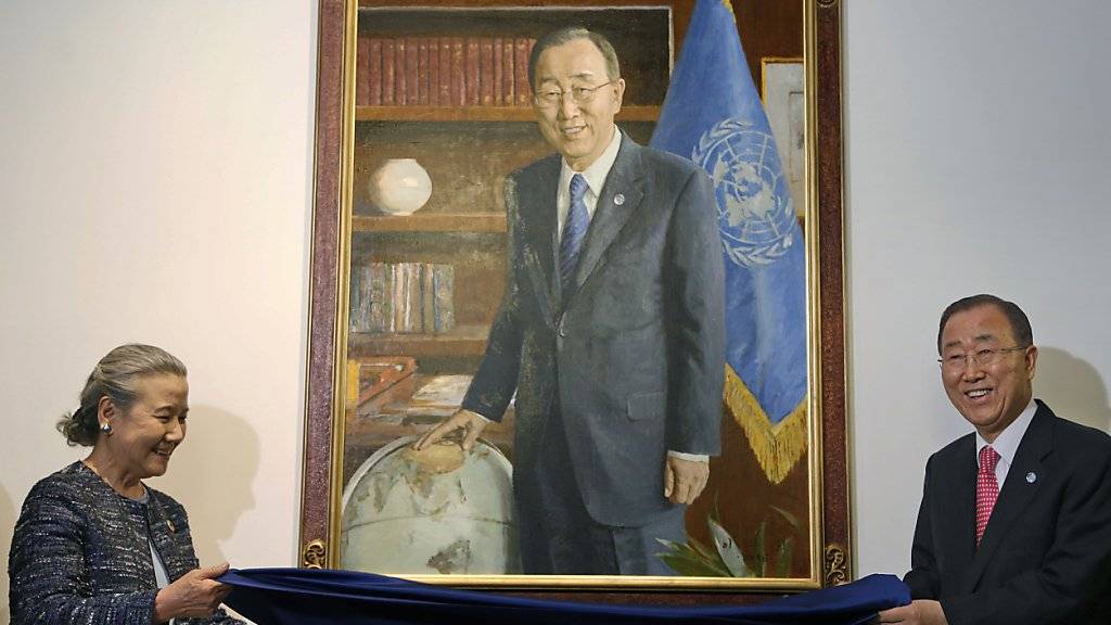 Ban Ki Moon enthüllt zusammen mit seiner Frau sein Porträt im UNO-Hauptgebäude in New York.