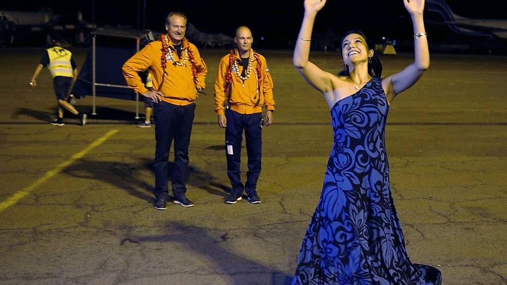 Abflugzeremonie mit Tänzerin auf Hawaii, kurz bevor «Solar Impulse 2» wieder in die Lüfte steigt. Im Hintergrund André Borschberg (l) und Bertrand Piccard