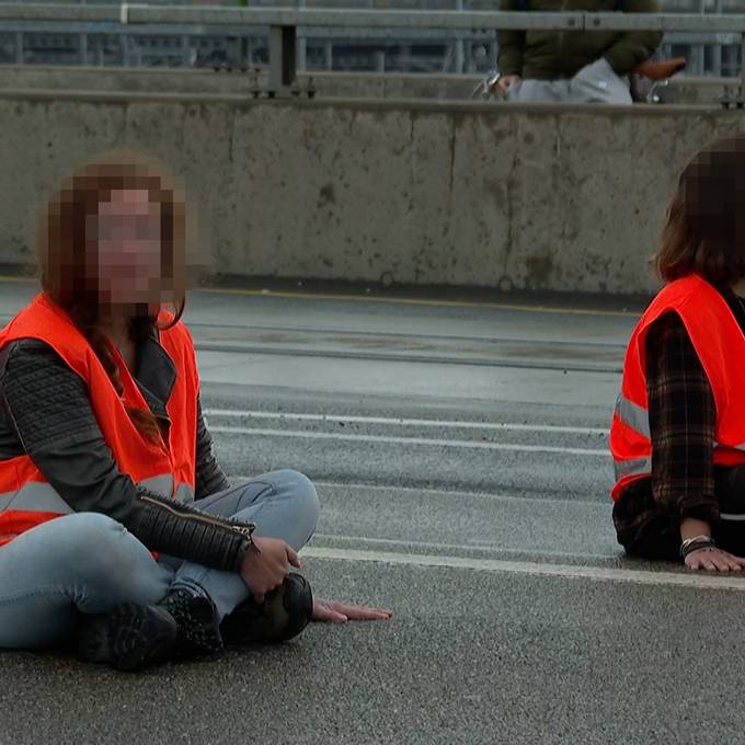 Klimaaktivisten kleben sich mit Leim an Hardbrücke – Polizei im Einsatz