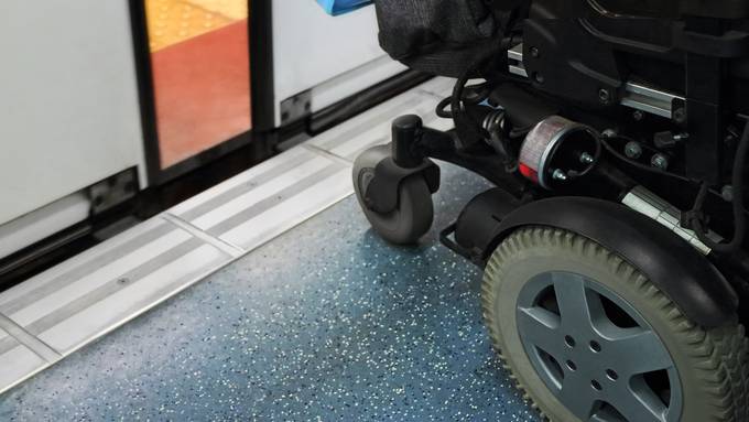 Mann im Rollstuhl überfährt schwangere Frau in Zürcher S-Bahn