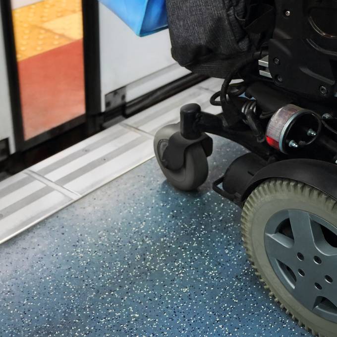 Mann im Rollstuhl überfährt schwangere Frau in Zürcher S-Bahn