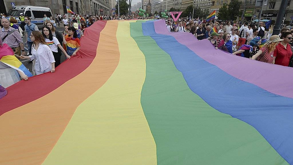 Unter der Parole «Freiheit, Gleichheit, Liebe» haben Tausende in Warschau für die Gleichberechtigung sexueller Minderheiten demonstriert.