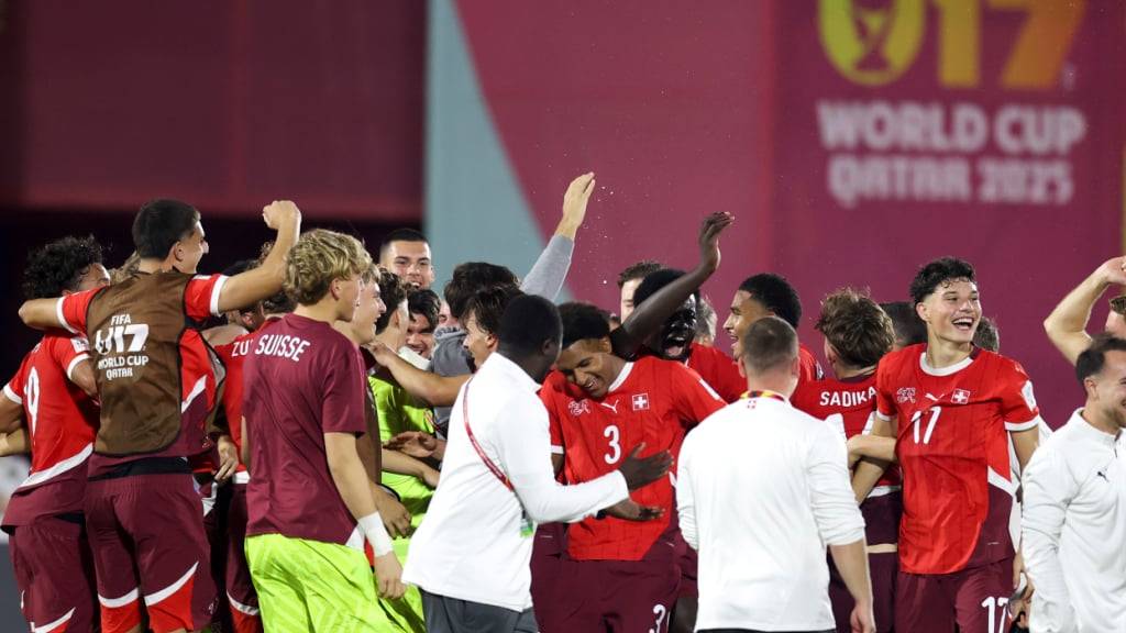 Die Schweizer freuen sich sich über den Viertelfinal-Einzug an der U17-WM