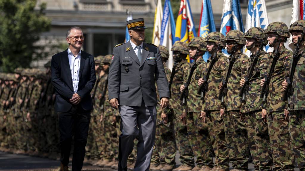 «Die Schweiz wird jeden Tag angegriffen»: Armeechef Benedikt Roos mit dem Zürcher Stadtpräsidenten Raphael Golta bei der Bundesfeier.
