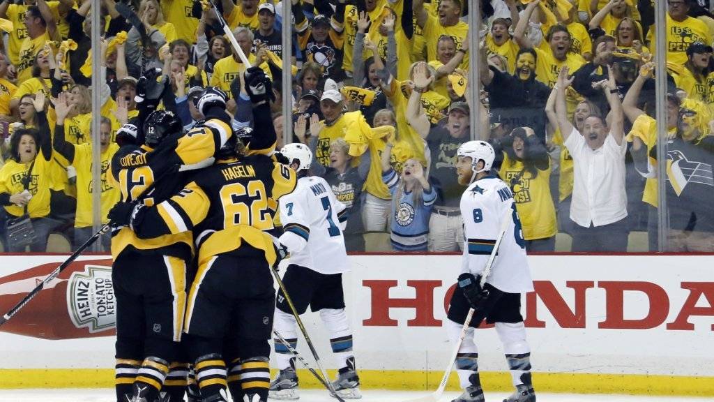 Die Spieler der Pittsburgh Penguins und ihre Fans bejubeln den 3:2-Siegtreffer von Nick Bonino kurz vor Schluss des ersten Finalspiels