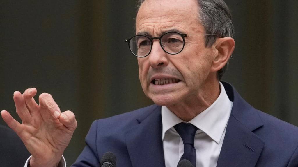 ARCHIV - Bruno Retailleau, neuer Innenminister von Frankreich, gestikuliert während seiner Rede bei der Übergabezeremonie im Ministerium. Frankreichs künftige Mitte-Rechts-Regierung steuert bereits Stunden nach Verteilung der Schlüsselressorts auf eine interne Krise zu. Foto: Christophe Ena/AP/dpa