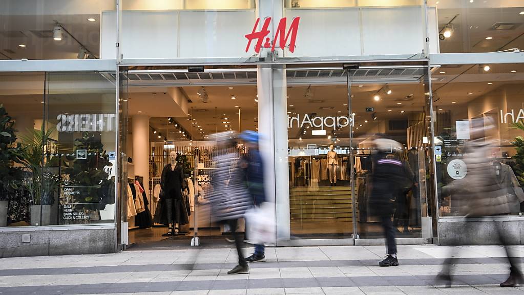 Mit der Abschwächung der Massnahmen gegen die Corona-Pandemie wagen sich die Shopping-Fans wieder in die Kleiderläden: H&M hat seinen Gewinn im dritten Quartal mehr als verdoppelt. (Archivbild)