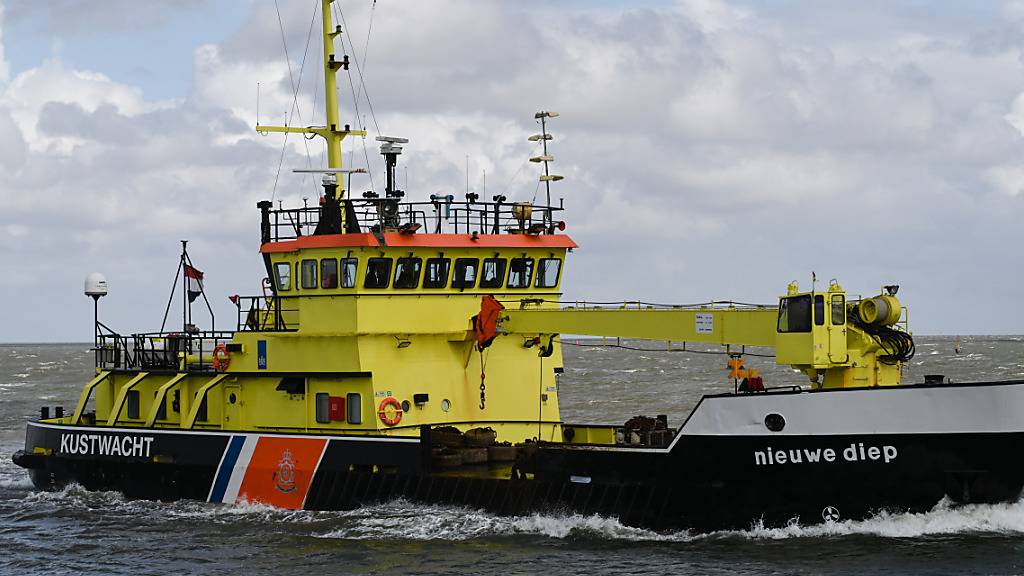 Das Küstenwachschiff «Nieuwe Diep» vor der Hafeneinfahrt. Knapp eine Woche nach Ausbruch des Feuers auf dem Autofrachter «Fremantle Highway» vor der niederländischen Küste hat sich die Lage entspannt. Foto: Lars Penning/dpa