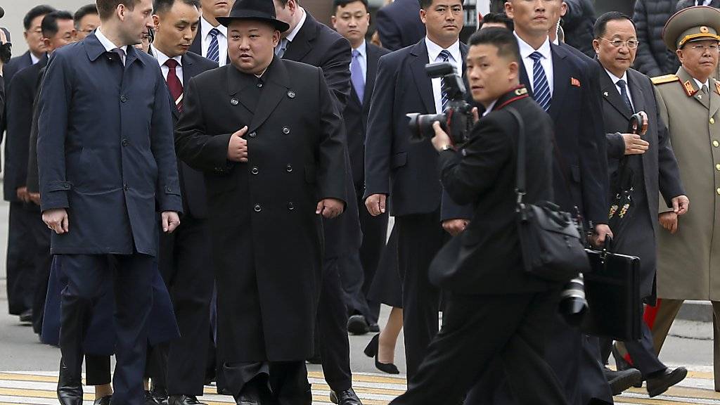 Der nordkoreanische Machthaber Kim ging nach seiner Ankunft in Wladiwostok in Begleitung einer Delegation eine Strecke zu Fuss.