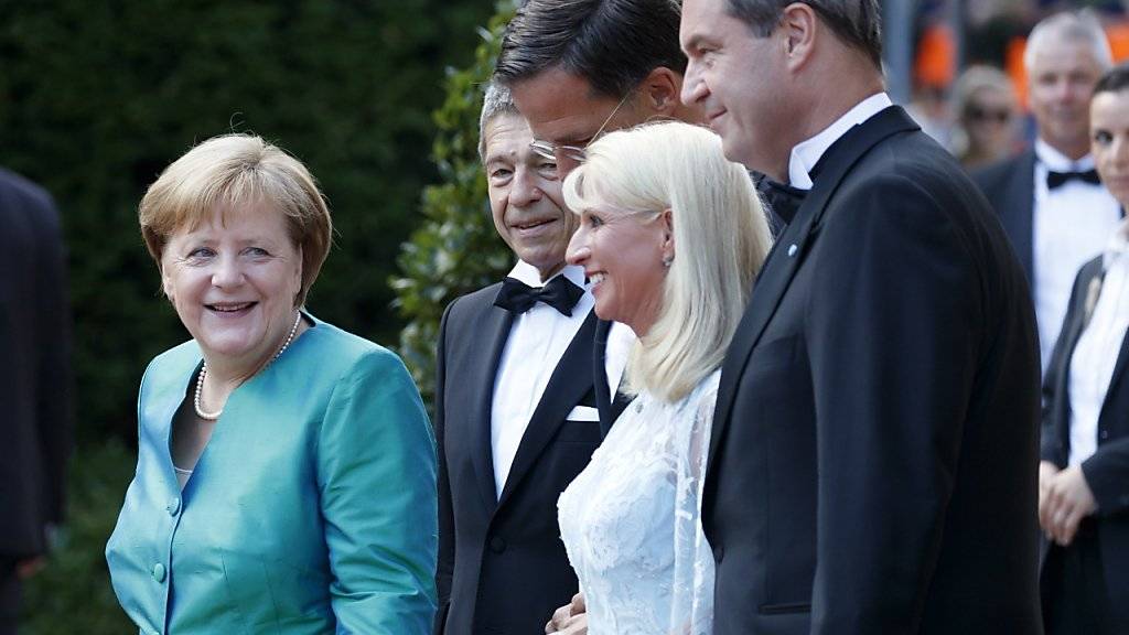 Prominenz auf dem roten Teppich: Bundeskanzlerin Angela Merkel und Ehemann Joachim Sauer, der niederländische Premierminister Mark Rutte, Karin Baumüller-Söder und ihr Ehemann, der bayrische Ministerpräsident Markus Söder (von links), treffen beim Richard-Wagner-Festspielhaus ein.