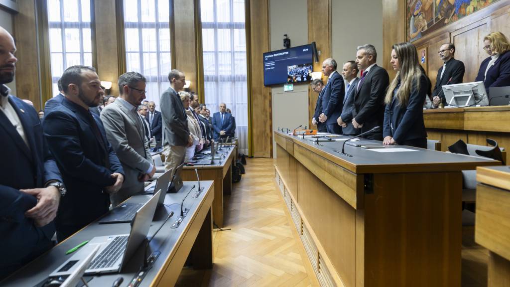 Zu Beginn der März-Sitzung des Walliser Grossen Rates wurde am Montag eine Schweigeminute zum Gedenken an die Opfer der Brandkatastrophe von Crans-Montana eingelegt.