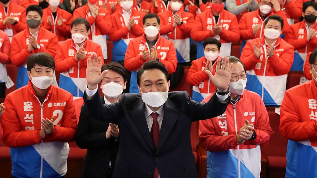 Yoon Suk Yeol, Präsidentschaftskandidat der größten Oppositionspartei in Südkorea, jubelt über seinen Sieg bei der Präsidentenwahl in Südkorea.