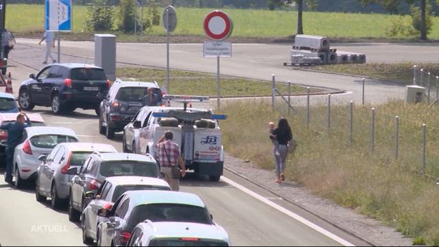 Zu Fuss auf der Autobahn zum Flughafen Kloten