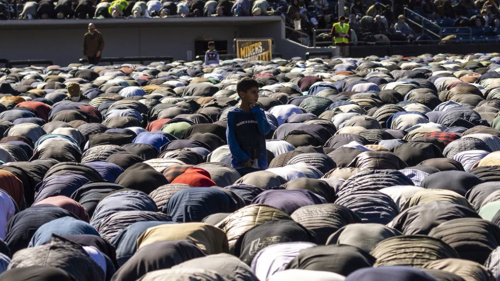 Tausende kommen zu Trauerfeierlichkeiten für Prediger Gülen