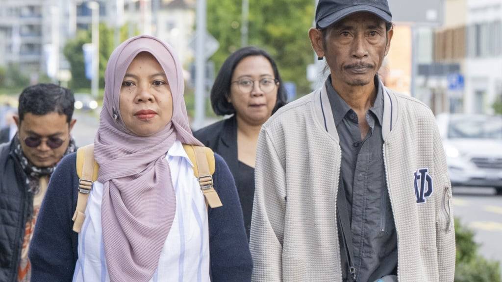 Eine Bewohnerin und drei Bewohner der indonesischen Insel Pari wollen vom Zuger Zementkonzern Schadenersatz erhalten für die Schäden, die in ihrer Heimat aufgrund der Folgen des Klimawandels entstehen. Ibu Asmania (links) und Arif Pujianto reisten zur Verhandlung ans Zuger Kantonsgericht.