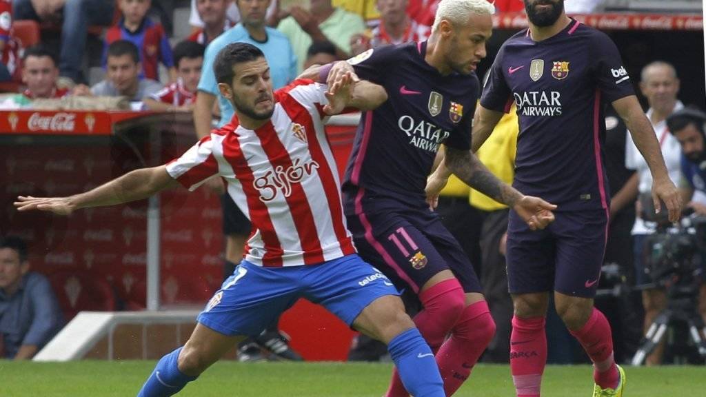 Barcelonas Star Neymar (Mitte) setzt sich gegen Gijons Victor Rodriguez durch