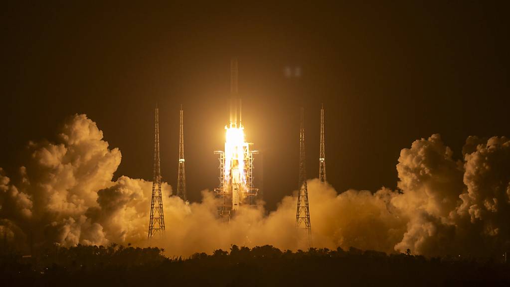 Die Rakete vom Typ «Langer Marsch 5», die das Raumschiff «Chang'e 5» ins All bringt, bei ihrem Start in der vergangenen Woche. Foto: Mark Schiefelbein/AP/dpa