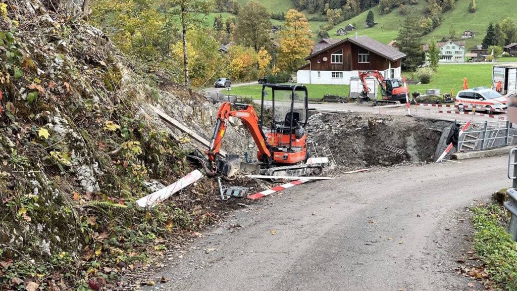 Der Motorkarren durchbrach eine Abschrankung und stürzte in den Bach.