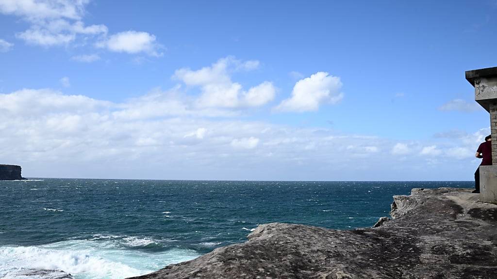 Nach stundenlanger fieberhafter Suche ist ein über Bord gegangener Passagier eines Kreuzfahrtschiffes tot aus dem Meer geborgen worden. Foto: Bianca De Marchi/AAP/dpa