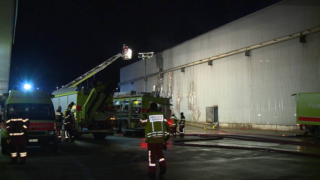 Dietikon (ZH): Brand in Lagerhalle ausgebrochen