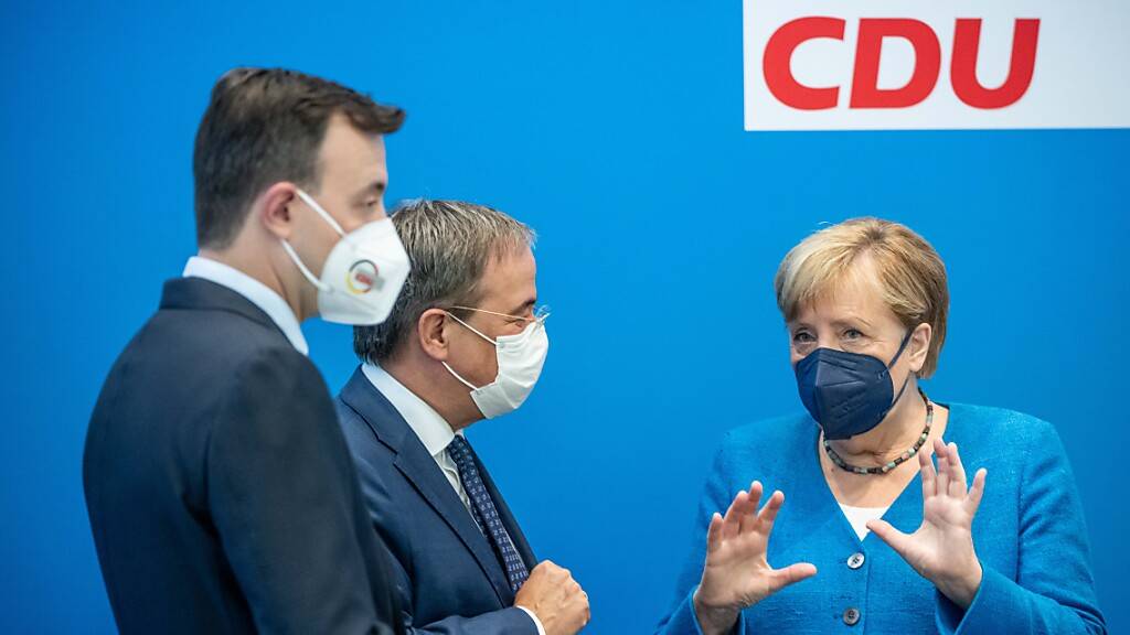 dpatopbilder - Bundeskanzlerin Angela Merkel spricht mit Armin Laschet CDU-Generalsekretär Paul Ziemiak. Foto: Michael Kappeler/dpa Pool/dpa