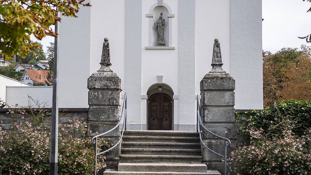 Die katholische Pfarrkirche St. Martin in Adligenswil LU. Dort hatte die Kirchgemeinde als Reaktion auf die Missbrauchsfälle den Kirchensteueranteil für das Bistum zurückgehalten. (Archivaufnahme)