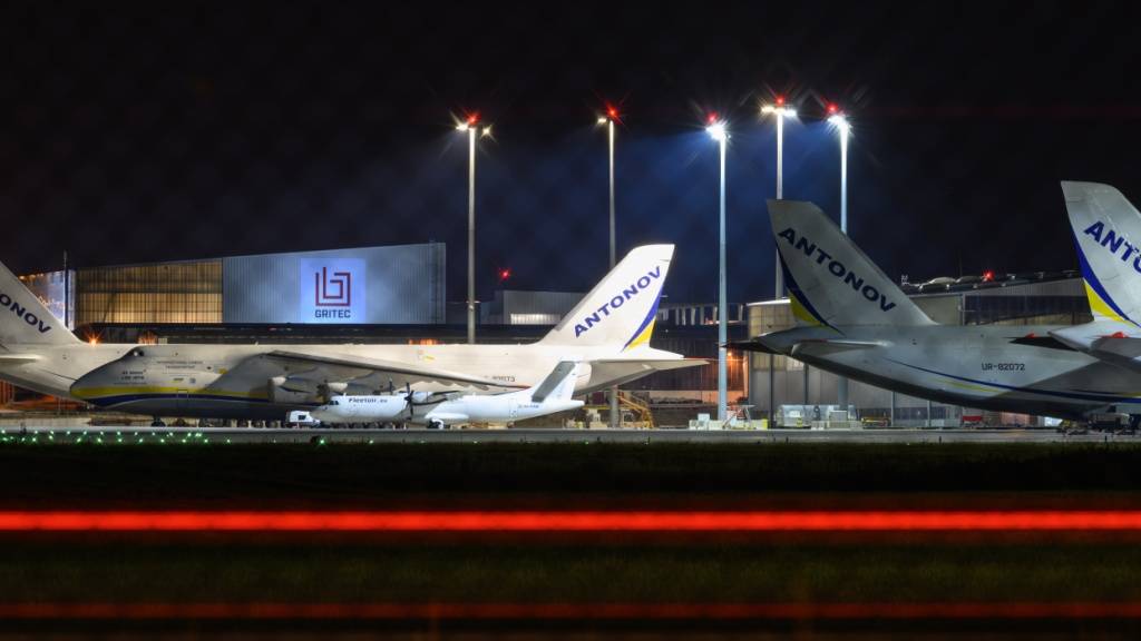 Ukrainische Frachtmaschinen vom Typ Antonow AN-124 parken am Flughafen Leipzig/Halle. Nach dem nächtlichen Drohnen-Vorfall am Flughafen Leipzig/Halle haben Spezialisten der Bundespolizei eine Drohne mit einer Sprengvorrichtung entschärft. Foto: Hendrik Schmidt/dpa