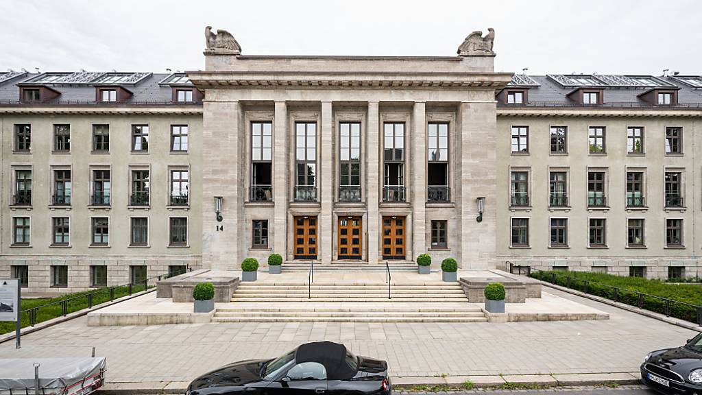 Das ehemalige Generalkommando der Wehrmacht in Hamburg. In dem Gebäudekomplex befinden sich heute Luxus-Wohnungen. Foto: Daniel Reinhardt/dpa