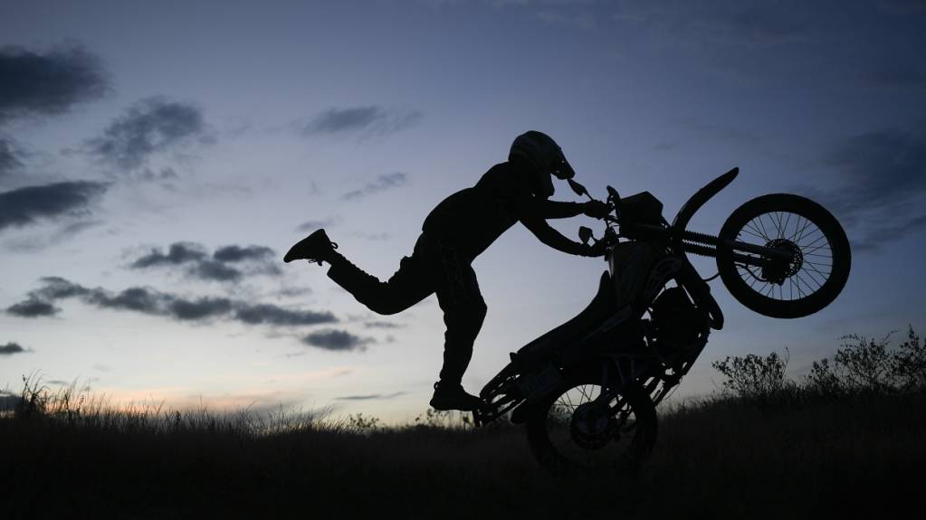 Ein 21-jähriger Töfffahrer übte auf stark befahrenen Strassen so genannte Wheelies. Dabei stand er sogar mit beiden Beinen auf der Sitzfläche. (Symbolbild)