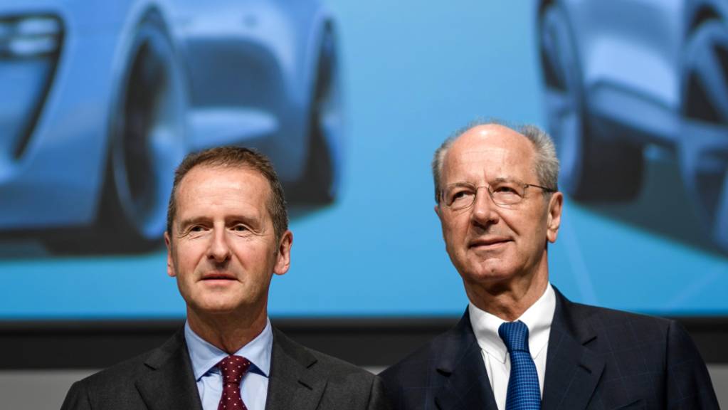 Volkswagen CEO Herbert Diess (links) und Aufsichtsratsvorsitzender Hans Dieter Poetsch können sich freuen: Das Landgericht Braunschweig stellt ein Verfahren um Marktmanipulation im Dieselsskandal gegen eine Millionenzahlung ein. (Archivbild)