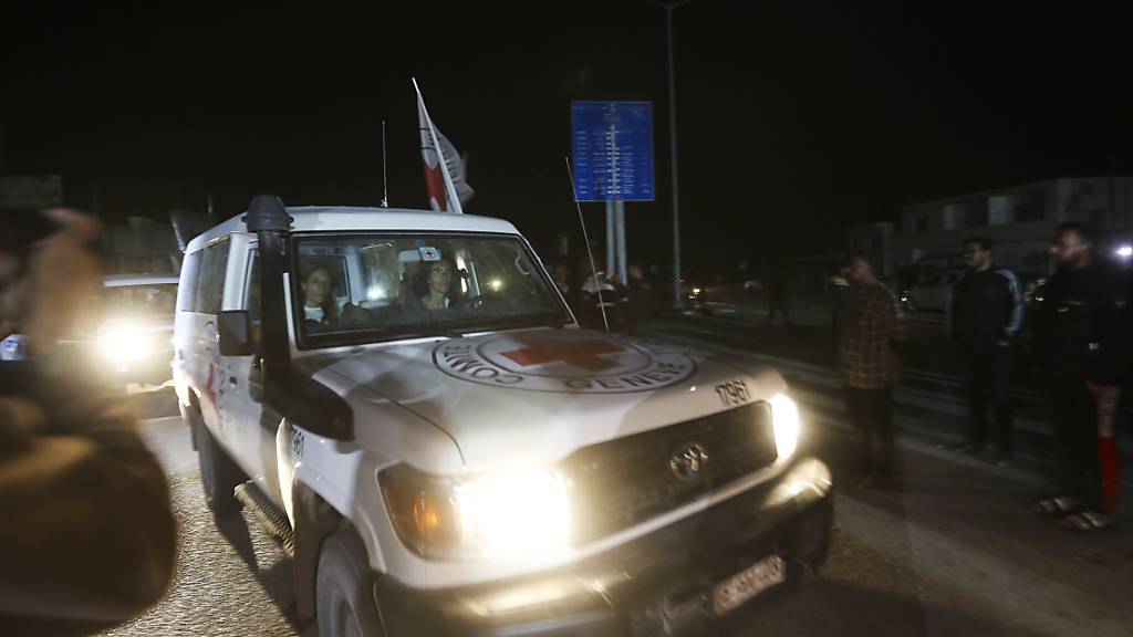 Ein Konvoi des Roten Kreuzes mit israelischen Geiseln ist auf dem Weg vom Gazastreifen nach Ägypten am Grenzübergang zwischen dem Gazastreifen und Rafah. Foto: Hatem Ali/AP/dpa