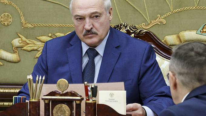Lukaschenko will für eine Milliarde Dollar Waffen bei Russland kaufen