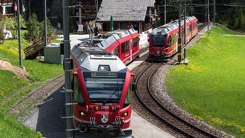 Die RhB muss wegen Lokpersonalmangel drei Prozent ihrer Zugleistungen ersetzen. Betroffen ist unter anderem die Linie von Chur nach Arosa. (Archivbild)