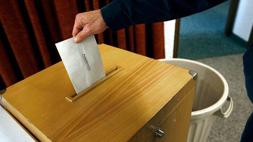 An den kantonalen Wahlen in Uri und Schwyz nehmen viele Wahlberechtigte teil.