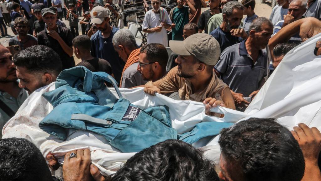 Palästinenser tragen die Leiche eines Journalisten, der bei einem israelischen Angriff auf das Nasser-Krankenhaus getötet wurde. Foto: Abed Rahim Khatib/dpa