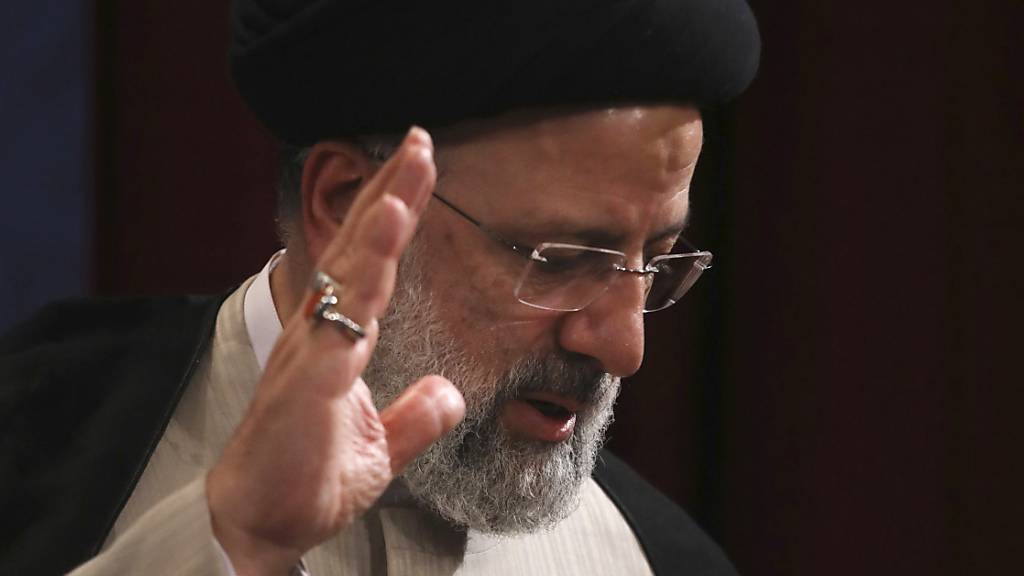 Der neu gewählte iranische Präsident Ebrahim Raisi bei einer Pressekonferenz in Teheran, Iran. Laut Angaben von Irans Regierungssprecher Ali Rabiei wird es wohl vor Raisis Amtseinführung Anfang August keine Einigung im Atomstreit mit den USA geben. Foto: Vahid Salemi/AP/dpa