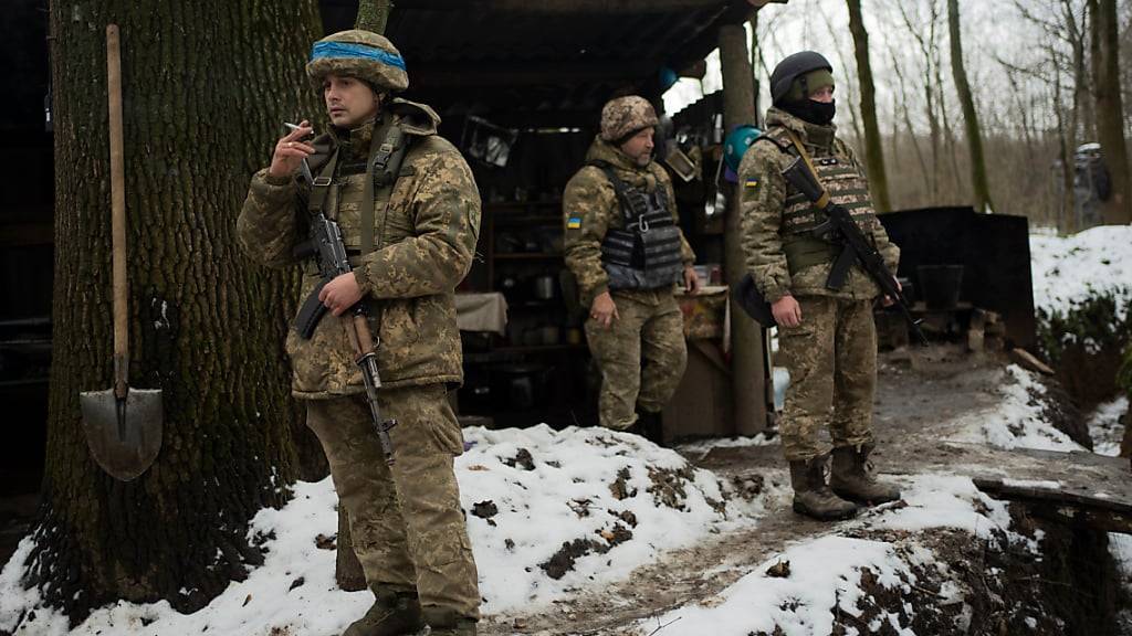 dpatopbilder - Soldaten des staatlichen ukrainischen Grenzschutzes ruhen sich in einer Militärstellung in der Region Sumy aus. Foto: Hanna Arhirova/AP/dpa