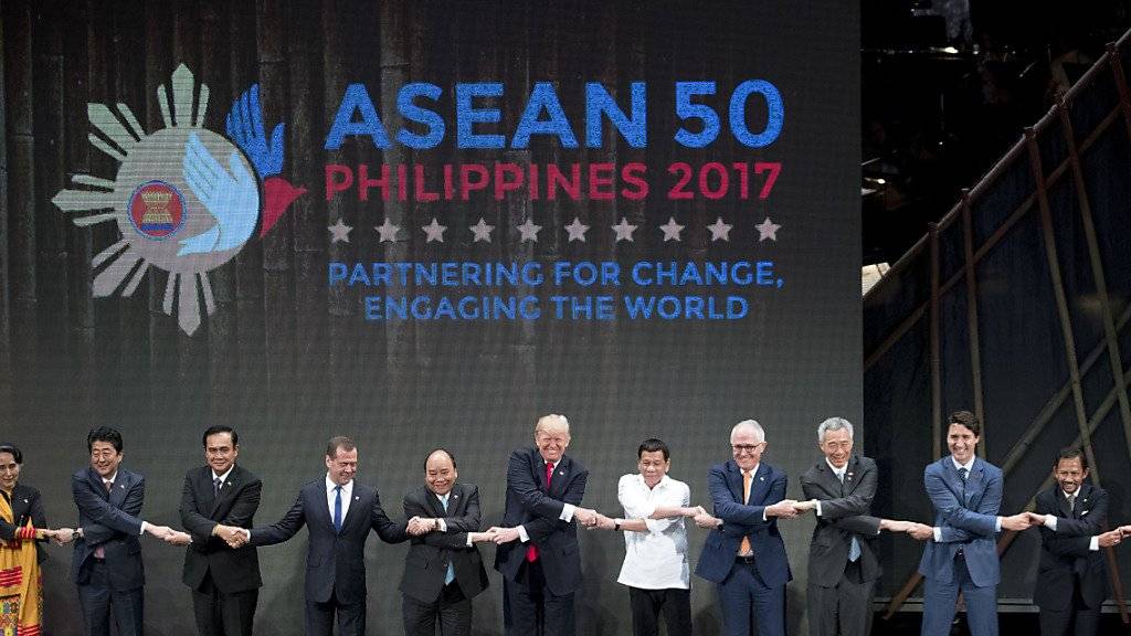 ASEAN-Gipfel hat in Manila begonnen - vor der Tür der Regierungschefs demonstrieren rund tausend Personen.