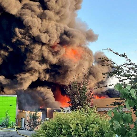 Feuer wütet in Zirkuswagenpark – laut Augenzeugin explodierten Gasflaschen