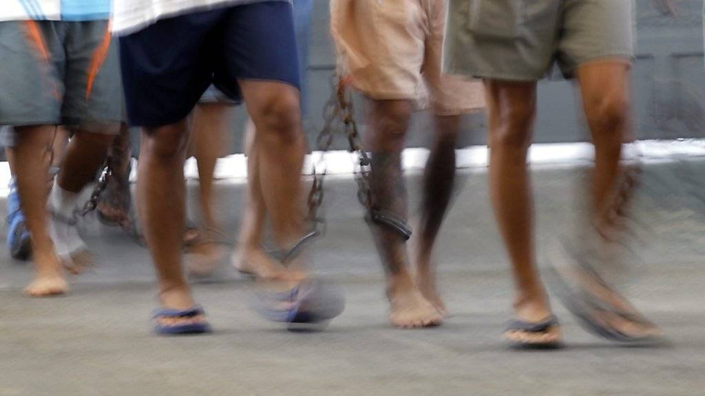 Gefangene in Ketten in einem Gefängnis in Bangkok: Die Behörden hinderten Amnesty International daran, einen Bericht über Folterungen in thailändischen Justizanstalten zu präsentieren. (Archiv)