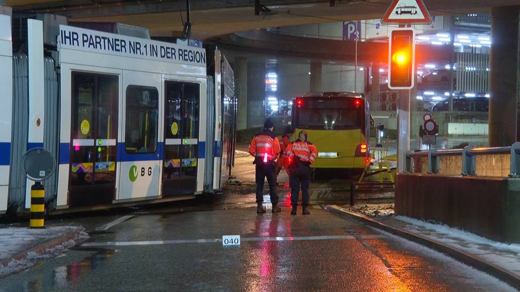 Postauto und Tram stossen am Flughafen Zürich zusammen – eine Person verletzt