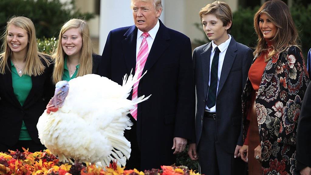 US-Präsident Donald Trump mit Sohn Barron und Ehefrau Melania Trump und dem begnadigten Truthahn Drumstick