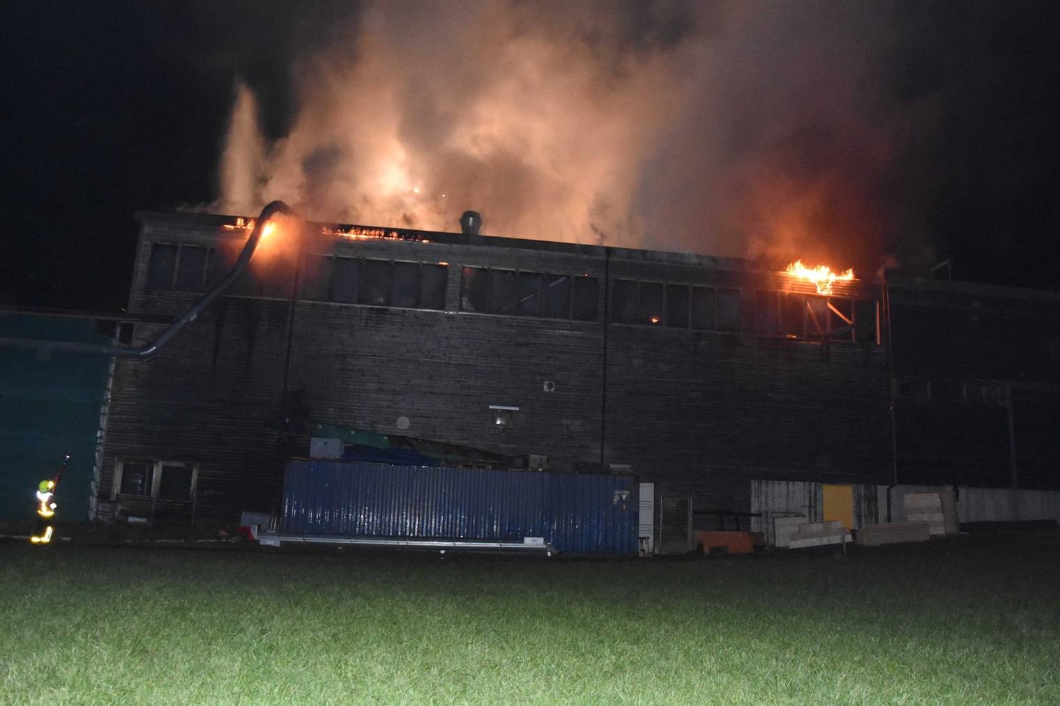 Das St.Galler Kompetenzzentrum Forensik klärt die Brandursache in der Sägerei ab.