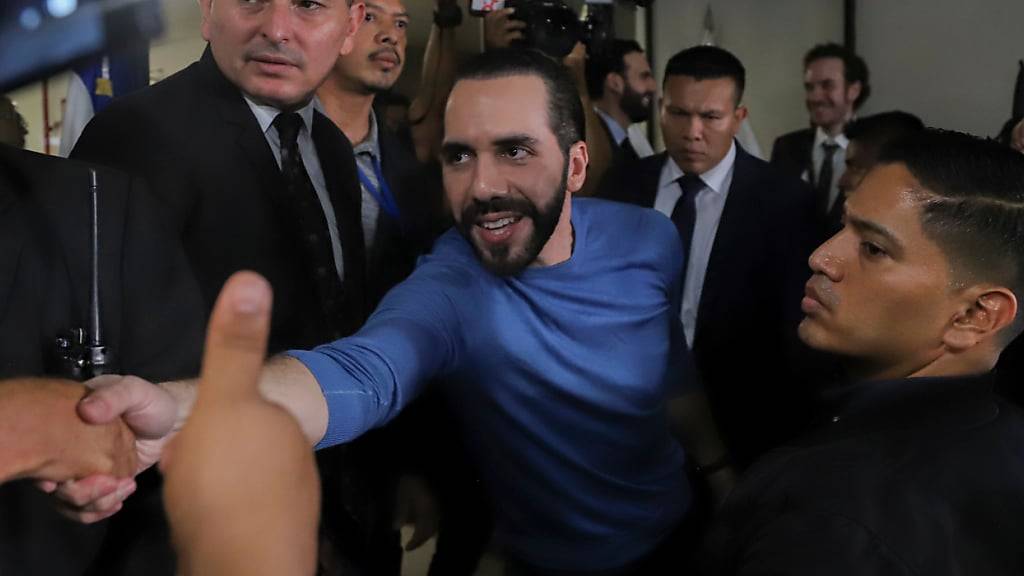 ARCHIV - Nayib Bukele (m) drückt einem Anhänger die Hand. Für viele ist Präsident Bukele ein Volksheld, für andere ein autoritärer Herrscher. Foto: Salvador Melendez/AP/dpa