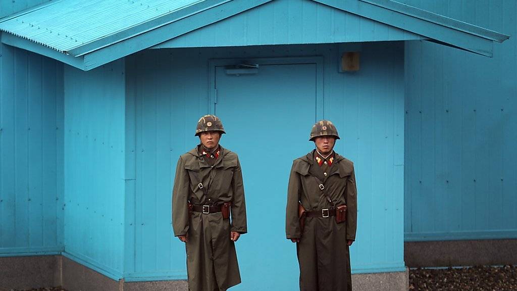 Nordkoreanische Soldaten stehen Wache: Das US-Repräsentantenhaus hat nach dem angeblichen Wasserstoffbomben-Test fast einstimmig für schärfere Sanktionen gegen Nordkorea gestimmt. (Archivbild)