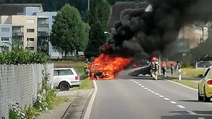 Auto komplett ausgebrannt – hoher Sachschaden