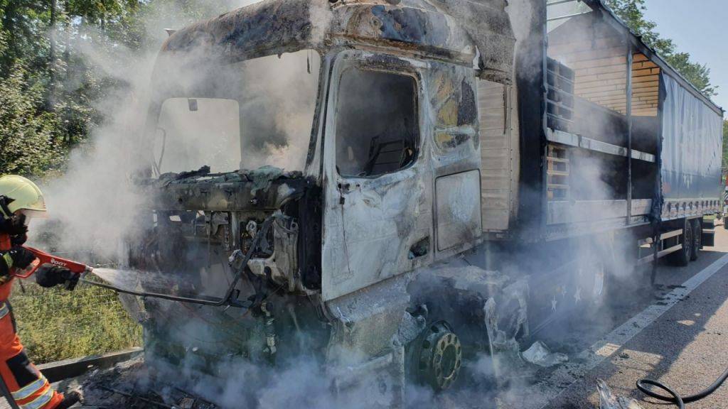Ein Lastwagen hat am Donnerstag auf der A1 zwischen Oftringen AG und Kölliken AG Feuer gefangen. Verletzt wurde niemand. Es kam aber zu Verkehrsbehinderungen.