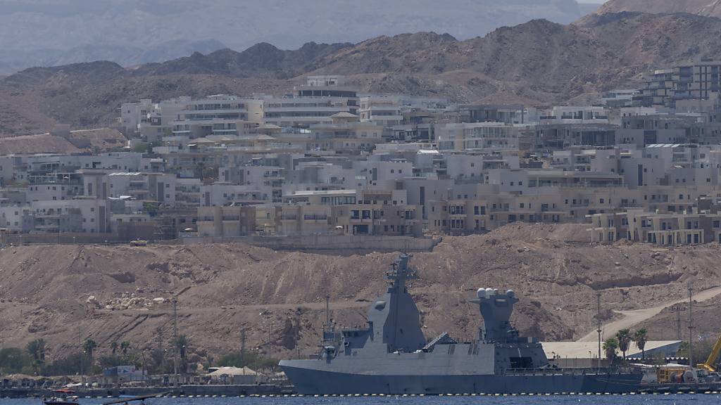 ARCHIV - Eine Korvette, ein Kriegsschiff der neuesten Generation, liegt in den Gewässern vor Eilat. Foto: Ohad Zwigenberg/AP/dpa