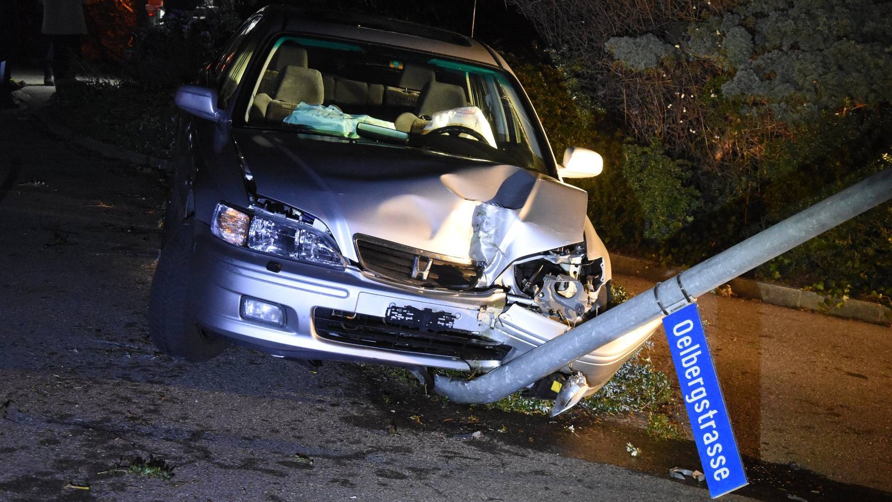 Ein 17-Jähriger hat das Auto seiner Mutter geklaut und einen Unfall gebaut.